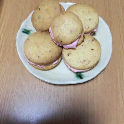 見た目は良くないですが、イチゴ味が美味しいクッキーができました！また、作ります！